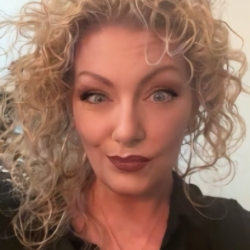 Lisa Headshot
